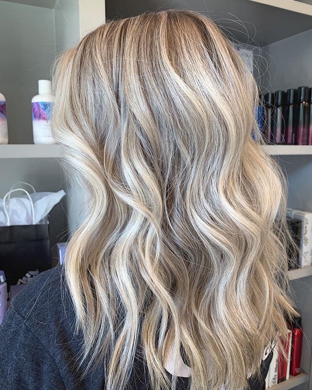 Finalmente, en el lugar más claro del espectro de rubios, el “ice blonde” o “rubio de hielo”, un tono con mucha más fantasía, que llega casi a ser blanco y seguro también te recuerda a un look de Elsa en Frozen (2013).