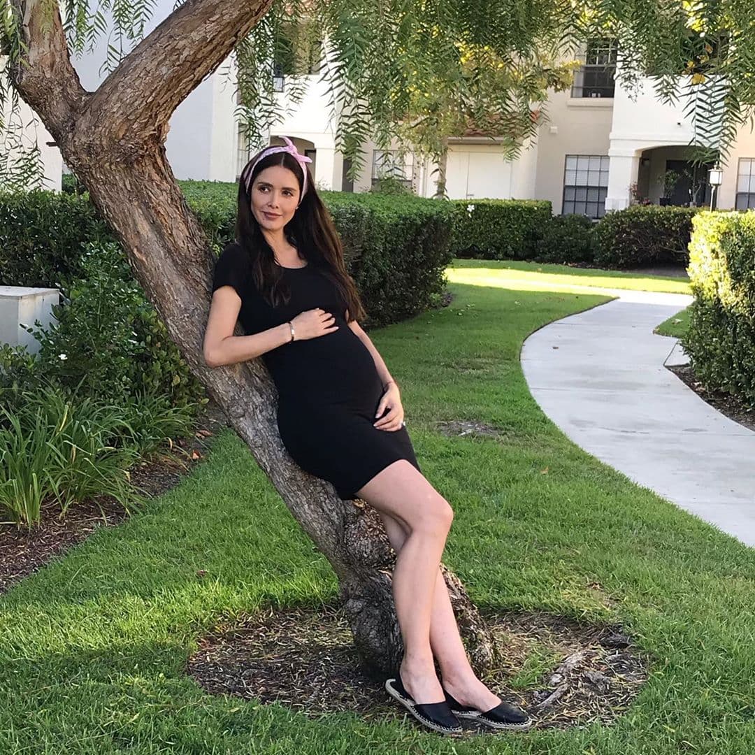 Marlene Favela presume sus siete meses de embarazo.