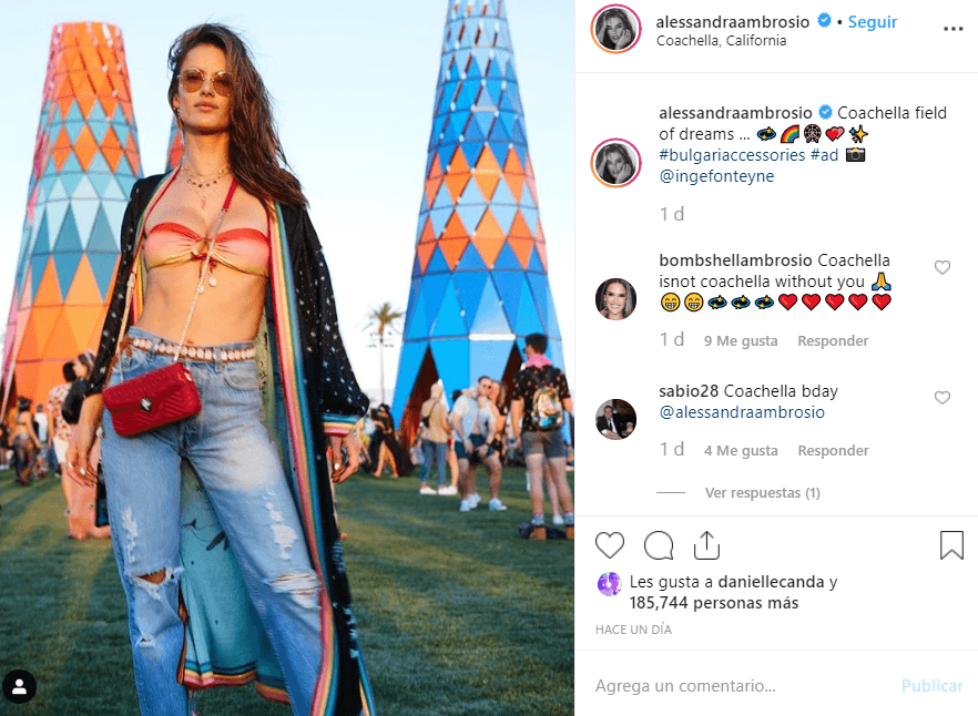 La modelo Alessandra Ambrossio celebró su cumpleaños 38 en el festival, luciendo su abdomen con el top de un bikini que combinó con un kimono y unos jeans rotos con un cinturón de dientes de tiburón. Sus lentes retro le dieron el toque perfecto.