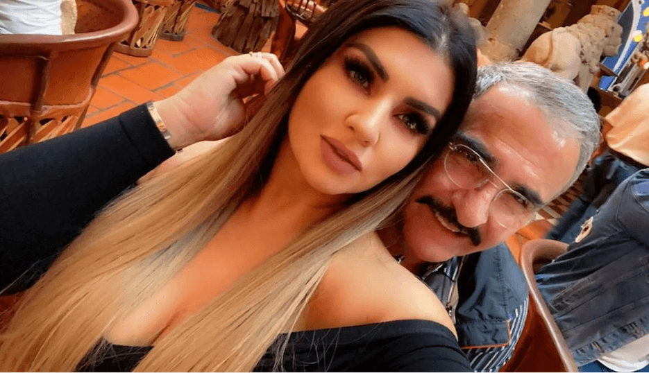 Vicente Fernández Jr. comenzó el año envuelto en el escándalo por su divorcio de Karina Ortegón, con quien terminó envuelto en varios asuntos legales y acusaciones.
<br>Pero parece que después de todo la vida lo ha premiado y ahora está en una relación con Mariana González, a quien le llaman la "Kardashian de Guadalajara". Su relación es polémica pero ellos se ven contentos.