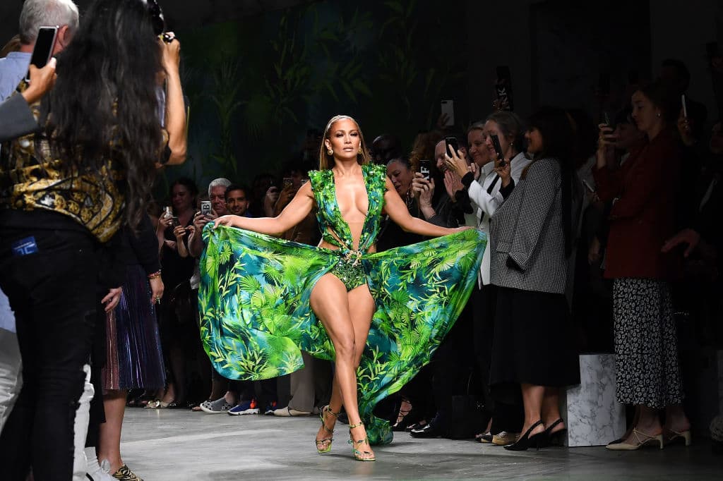 En una entrevista con Elle, Jennifer Lopez reveló que usar nuevamente dicho diseño fue totalmente inspirador: “La segunda vez que lo usé y caminé con él, fue algo muy empoderador. Han pasado 20 años y creo que, para las mujeres, saber que aún puedo usar el mismo vestido 20 años después es algo que resuena bastante. Es como: ‘
<b>¡Sí, la vida no termina a los 20!</b>’”.