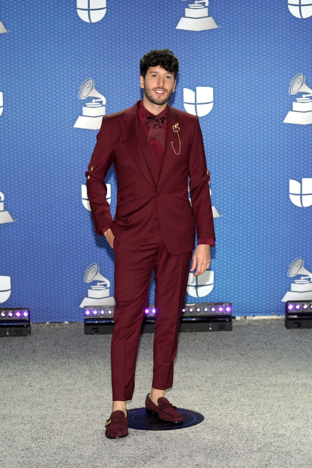 Desde el área de caballeros, algunos de los mejores looks de la noche se los llevaron personalidades como Sebastián Yatra en un modelo monocromático, vistiendo en color vino de pies a cabeza.