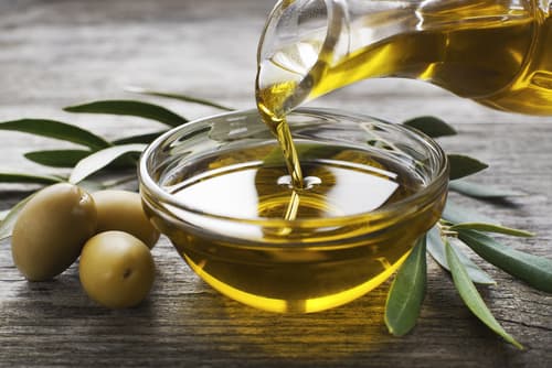 Aplica un poco de aceite de oliva, con un algodón, antes de irte a dormir.