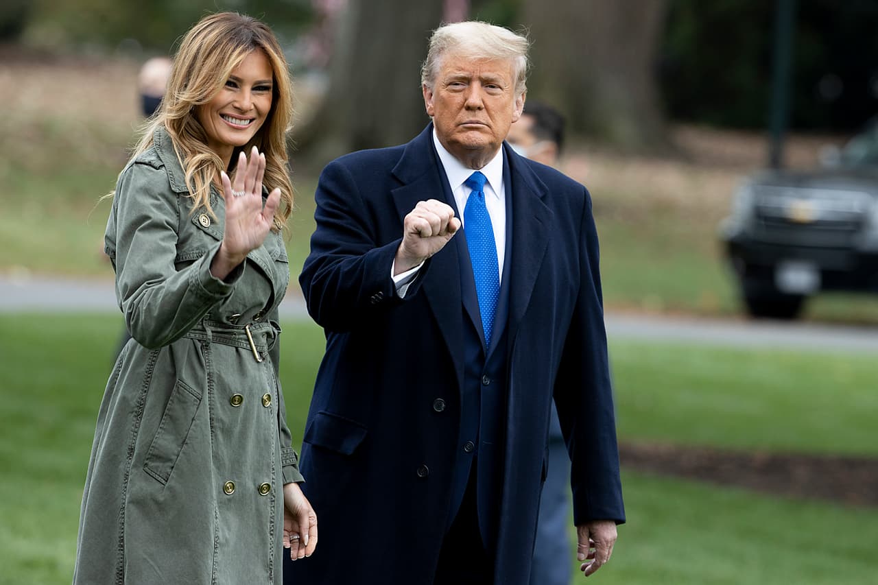 Melania Trump llama la atención al ir a votar con un lujoso vestido, pero ¡sin tapabocas!