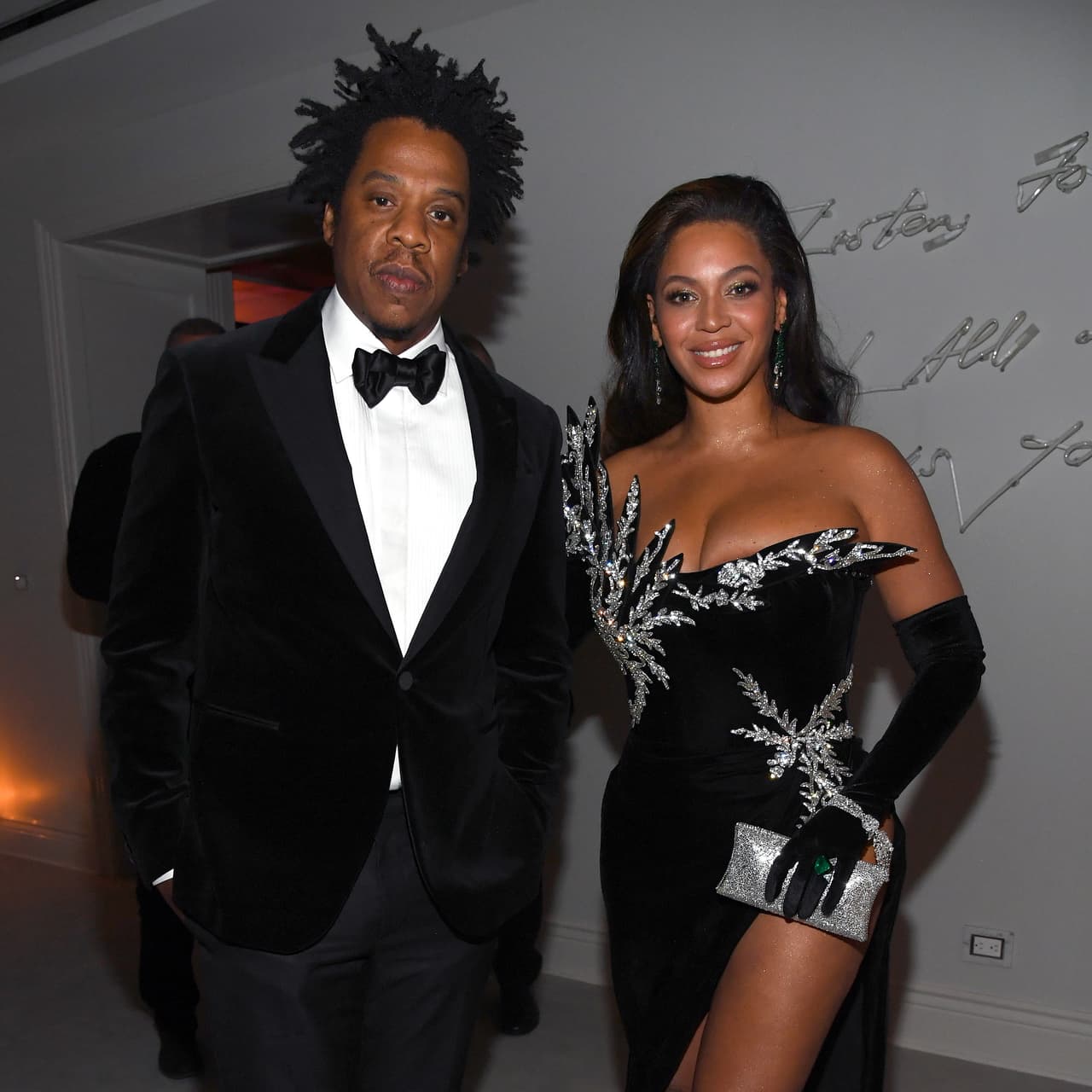 Beyonce y Jay Z se casaron en una boda íntima en el 2008. Solo sus amigos más cercanos asistieron, entre ellos Chris Martin y George Clooney. La recepción fue nada más y nada menos que en su departamento en Nueva York, rodeados de 40 personas.