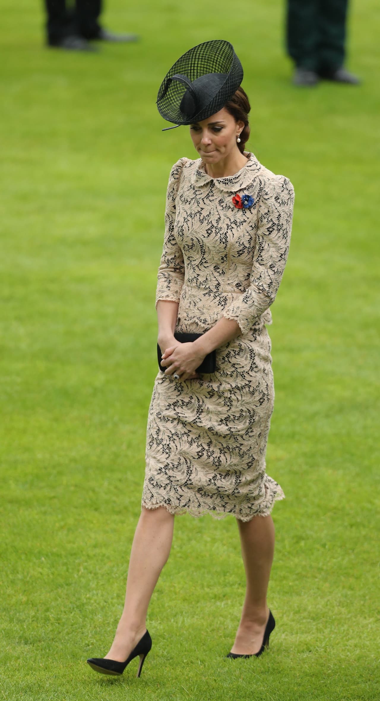 2016 - Uno de nuestros looks favoritos es éste que la duquesa mostró en un evento para conmemorar el centenario del comienzo de la Batalla del Somme en Francia, hace seis años. Amamos cómo logró hacer de un look típico inglés -con todo y sombrero- una fiesta de contrastes y texturas, sin perder la clase.