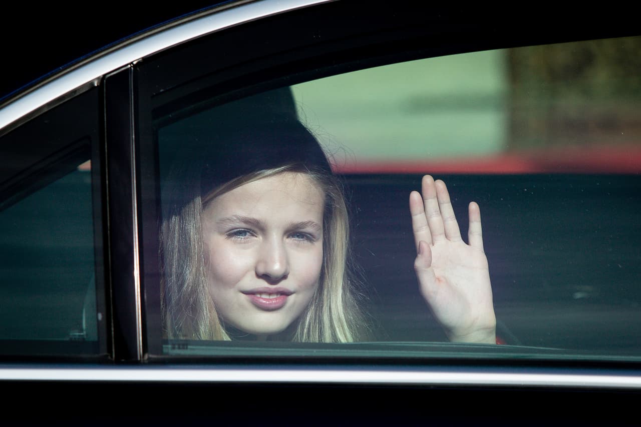 Desde su nacimiento, la princesa de Asturias se ha robado la atención de muchos, pues fue a partir de su alumbramiento que se reabrió el debate sobre la sucesión establecida en la constitución española, la cual pone preferencia a varones rumbo al trono en lugar de mujeres. Pese a que se insistió en reformar aspectos que impiden a las mujeres tomar posesión al trono por linaje, por el momento los cambios no se han hecho. España, al igual que Mónaco y Liechtenstein, es una monarquía parlamentaria que aún penaliza a la mujer en la línea de sucesión.