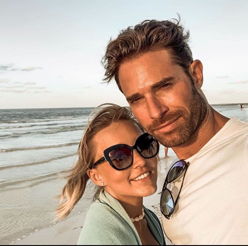 Una de las parejas más sólidas del mundo del espectáculo, es sin duda la de Angelique Boyer y Sebastián Rulli. Se conocieron desde que protagonizaron Teresa (2010), pero fue hasta que participaron en Lo que la vida me robó (2013), que comenzaron una relación. Él tiene 44 años de edad y ella 31, en diversas entrevistas han declarado que no están cerrados con la idea de casarse y que van paso a paso.
