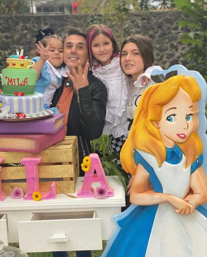Sergio Mayer junto a sus hijas, Antonia y Victoria, festejando a la pequeña. Quien brilló por su ausencia fue Isabella Camil; aparentemente no acudió al evento, pues no aparece en las postales que se publicaron.
