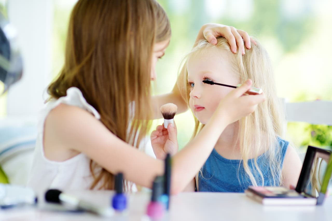 Esto, indirectamente, genera un gasto extra en la economía familiar; el estudio reveló que las niñas de esta edad comienzan a usar productos como perfumes, cremas faciales e incluso maquillaje.