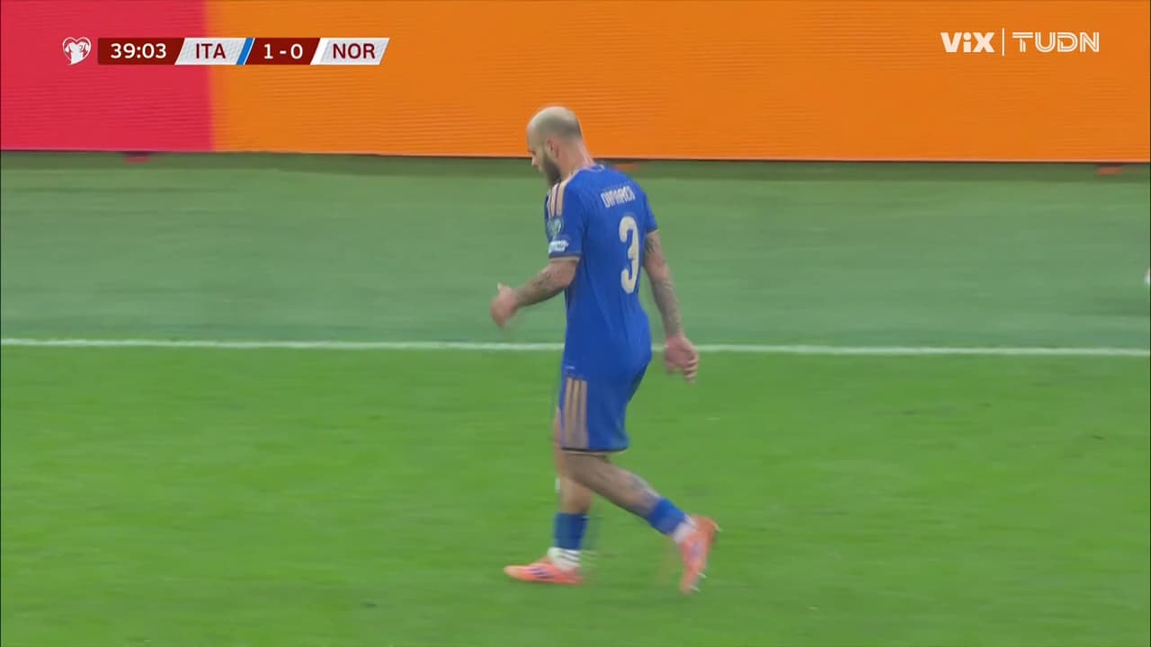 ¿Era penal para Italia? Pio Esposito cae en el área y la decisión del árbitro sorprende a todos