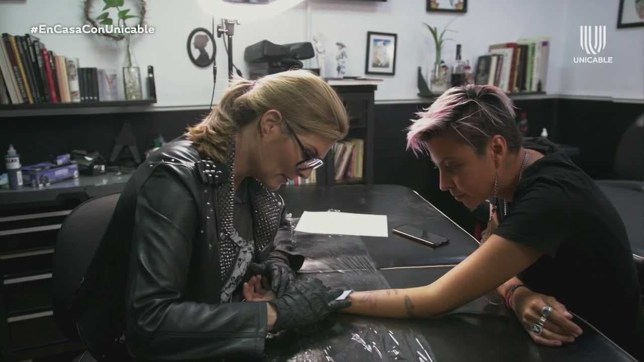 Montserrat Oliver muestra sus dotes como tatuadora y una de sus fans le pide que le haga uno