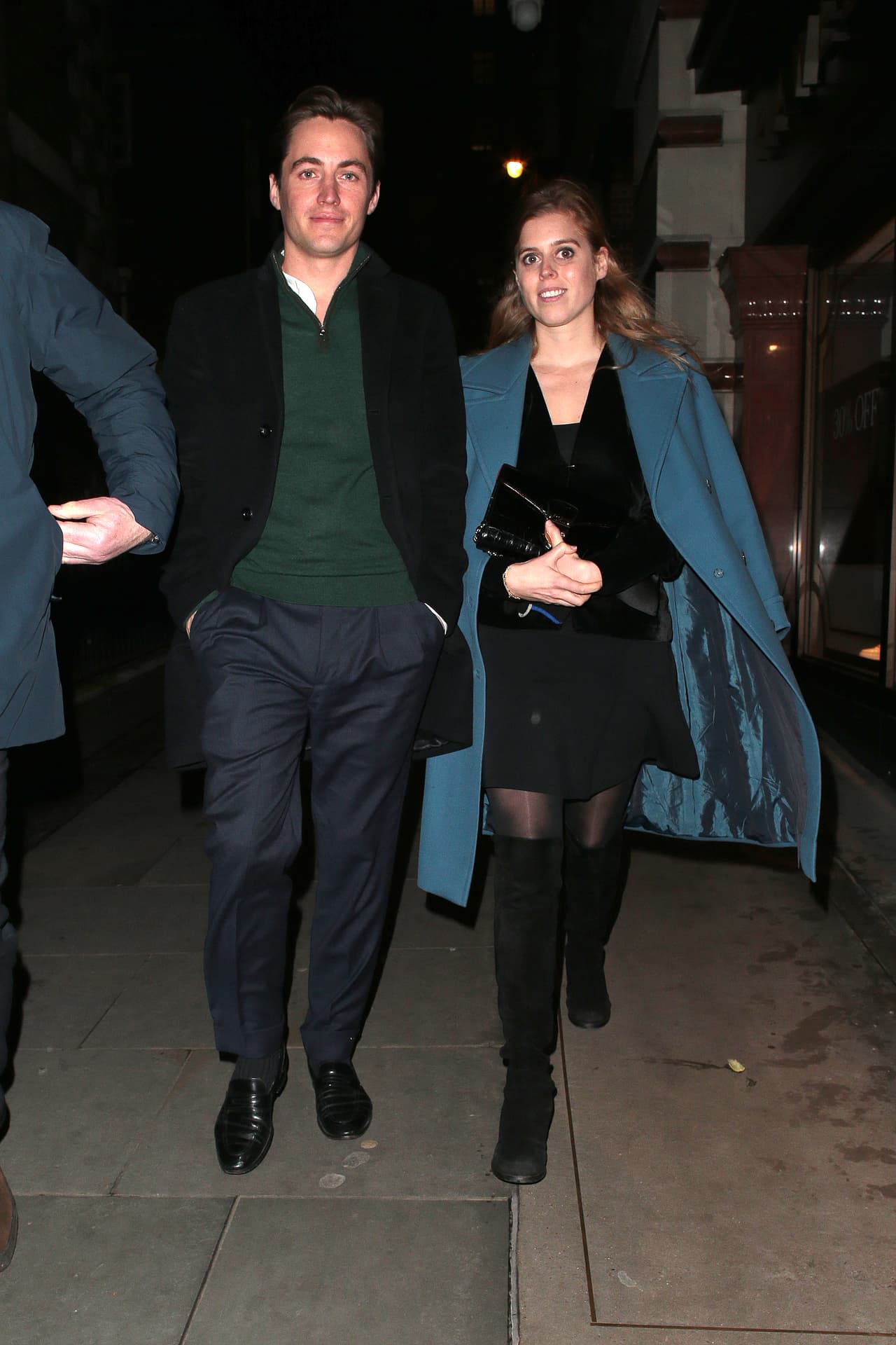 Todo comenzó desde el compromiso de la hija mayor del príncipe Andrés Sarah Fergunson y Edoardo Mapelli Mozzi, empresario de 36 años, quien llamó la atención en la familia del Palacio de Buckingham luego de que se supiera que Mapelli estaba comprometido con Dara Huang, una arquitecta y diseñadora estadounidense.