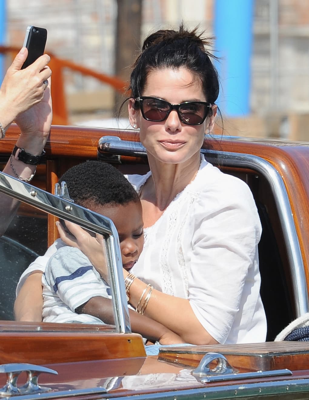 Justo cuando estaba en los trámites para adoptar un bebé, 
<b>Sandra Bullock </b>descubrió la infidelidad de su marido, Jesse G. James, y decidió seguir con los planes de ser madre pero en solitario. Louis llegó a su vida en el 2010, después en el 2015 se integró a su familia Laila. La actriz ha preferido mantener siempre su vida en privado, por lo que nunca ha utilizado las redes sociales para compartir imágenes de ellos.
