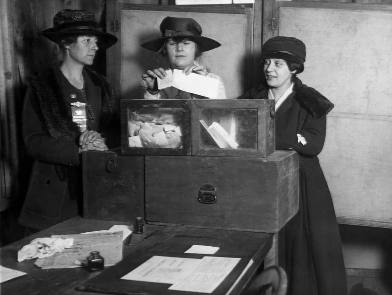 El movimiento sufragista en EEUU estuvo en lucha por más de 20 años. En 1913, hartas de no ser tomadas en serio, un grupo de entre cinco y ocho mil mujeres salieron a marchar a las afueras de la Casa Blanca. Las organizadoras del evento, Alice Paul y Lucy Burns, habían conseguido los permisos legales para la manifestación, sin embargo, el grupo fue atacado por aquellos que se oponían a que las mujeres ganaran el derecho a votar.