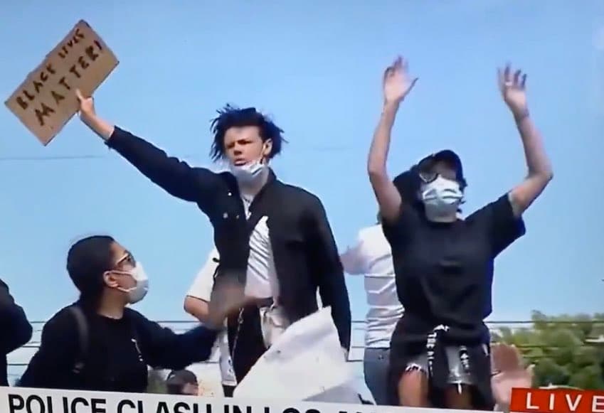 La cantante Halsey no solo fue vista al frente de algunas marchas por "Black Lives Matter", sino que incluso fue alcanzada por balas de goma cuando se encontraba manifestándose. La intérprete de 25 años documentó todo lo que pudo mientras estuvo al frente de la marcha y declaró haber sido víctima de violencia mientras que jamás reaccionó violentamente.