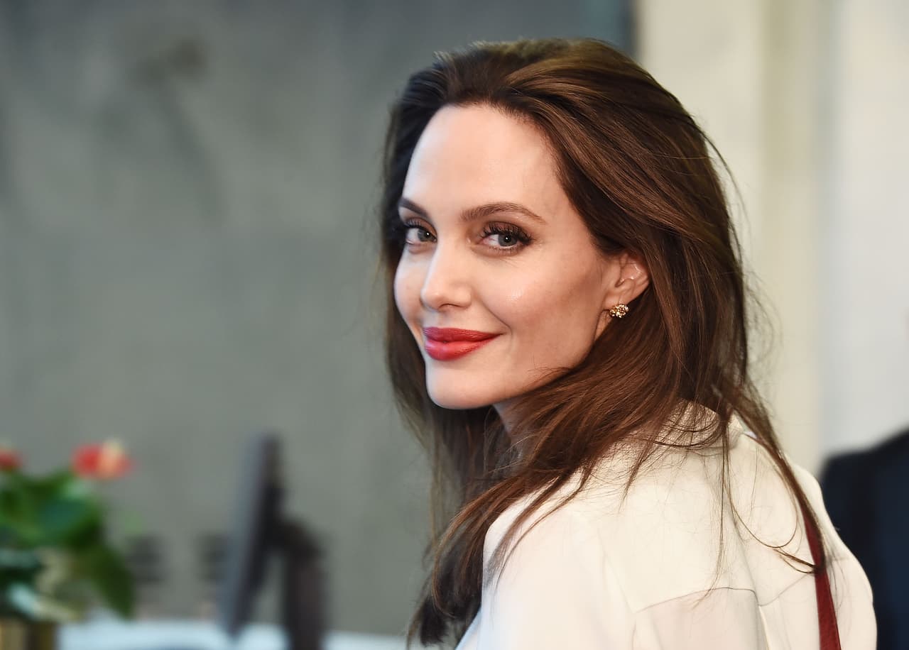 Captan a Angelina Jolie visitando el departamento de su exesposo Jonny Lee Miller