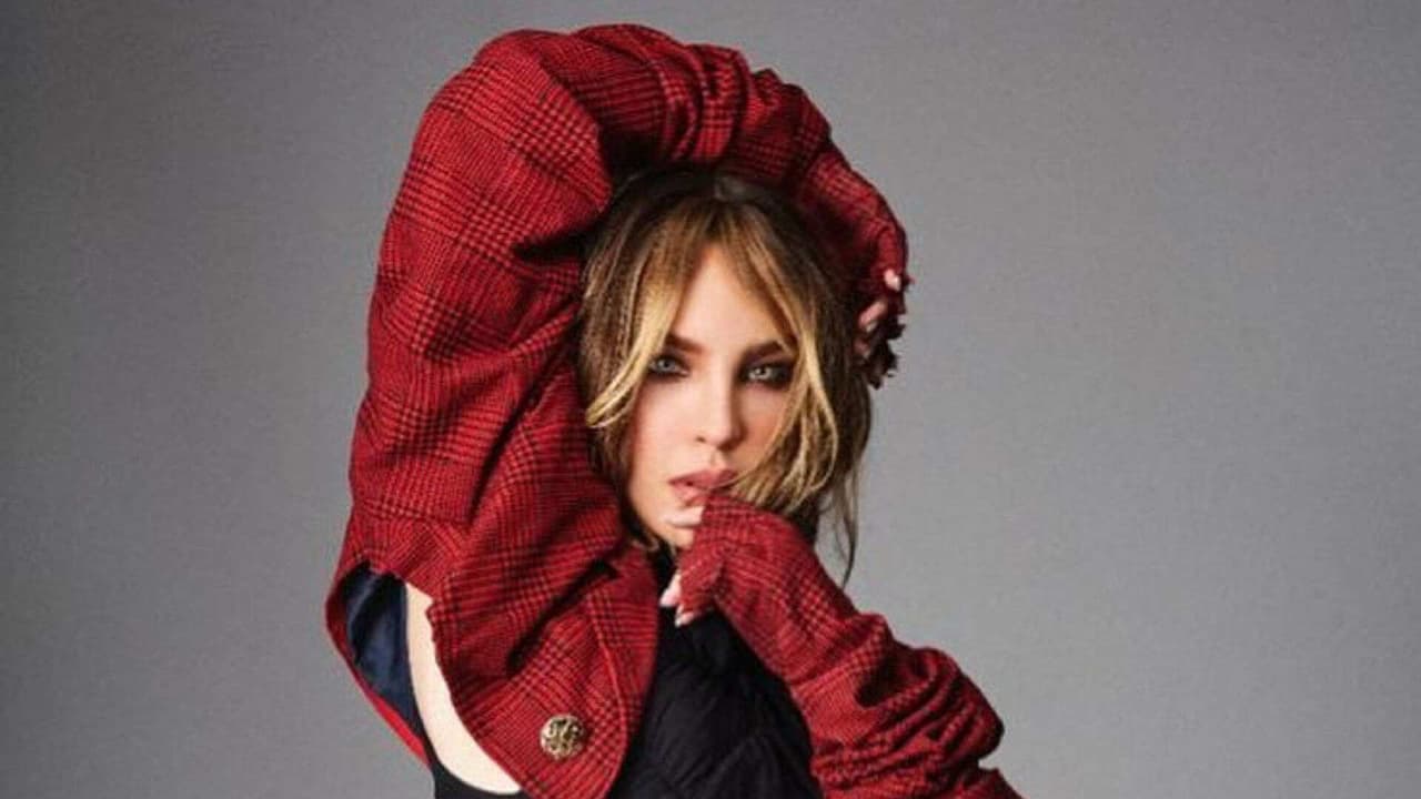 Belinda presume su elegante árbol de Navidad cubierto de animalitos y Santas