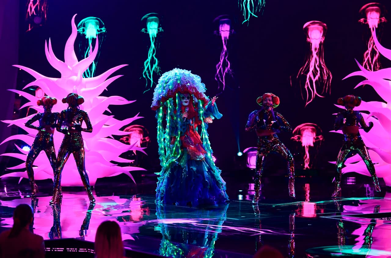 Medusa salió de las profundidades del mar para llegar al escenario de ¿Quién es la Máscara? 2020 a prestar su voz: Entre las pistas que dio a conocer fue ser una cuera tamaulipeca y la aparición de las letras OTI.