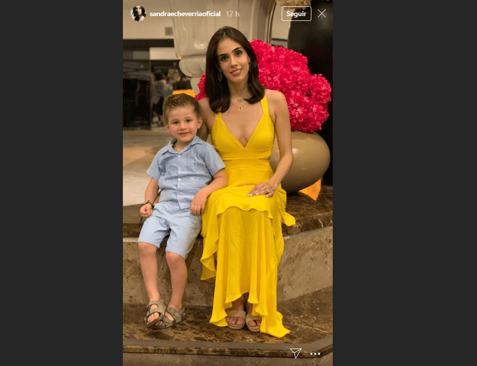 Una segunda parte de famosas que presumieron look en Año Nuevo, sólo que en paradisiacos paisajes playeros. Sandra Echeverría, lució un colorido maxidress en color amarillo que hizo brillar su piel bronceada.