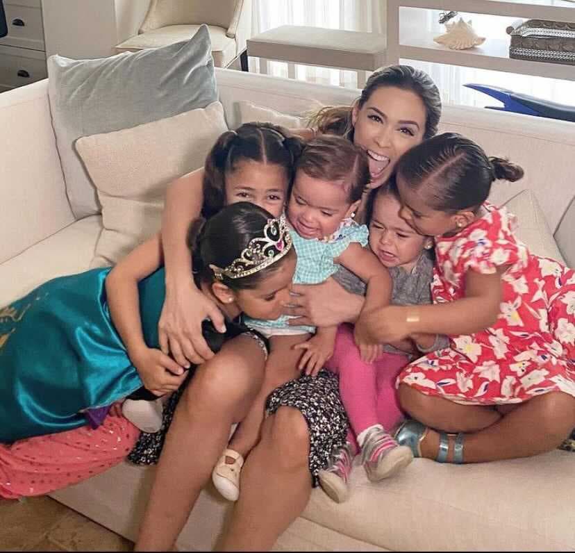 Durante el confinamiento por el coronavirus, Jacky, Martín y sus hijas permanecieron en este hogar, pero regularmente viajan constantemente entre México y Estados Unidos por cuestiones de trabajo de ambos.
<br>
<br>Por lo que se ve en las postales, la casa cuenta con colores claros y amplios espacios para que sus hijas tengan el espacio suficiente para disfrutar.