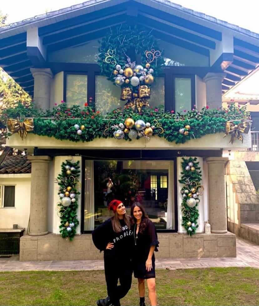 Se sabe que Galilea Montijo tiene un excelente gusto, pues cuando presume sus atuendos, se nota que le dedica el tiempo para escoger lo que mejor le queda. ¿Se imaginan cómo estará su casa? Aquí te mostramos un poco de lo que ha compartido en sus redes sociales la conductora del programa matutino Hoy, en donde podemos cómo decoró su lujoso hogar.
<br>
<br>Para empezar, la casa que tiene en la Ciudad de México tiene unos ventanales grandes, lo cual permite que haya mucha luz en el interior. 
<br>