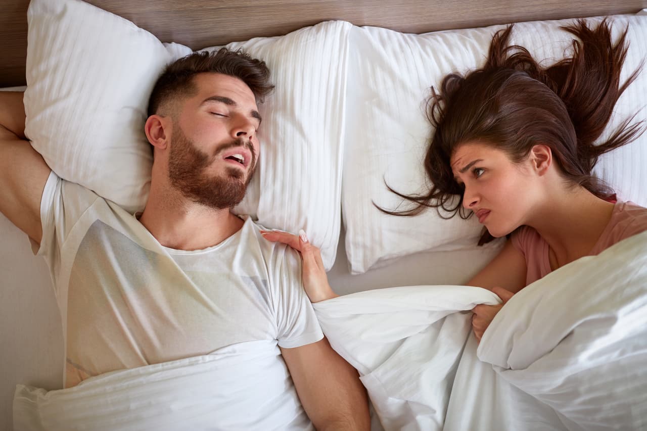 Existen remedios naturales que ayudan a relajar los conductos respiratorios y disminuir el molesto sonido.
