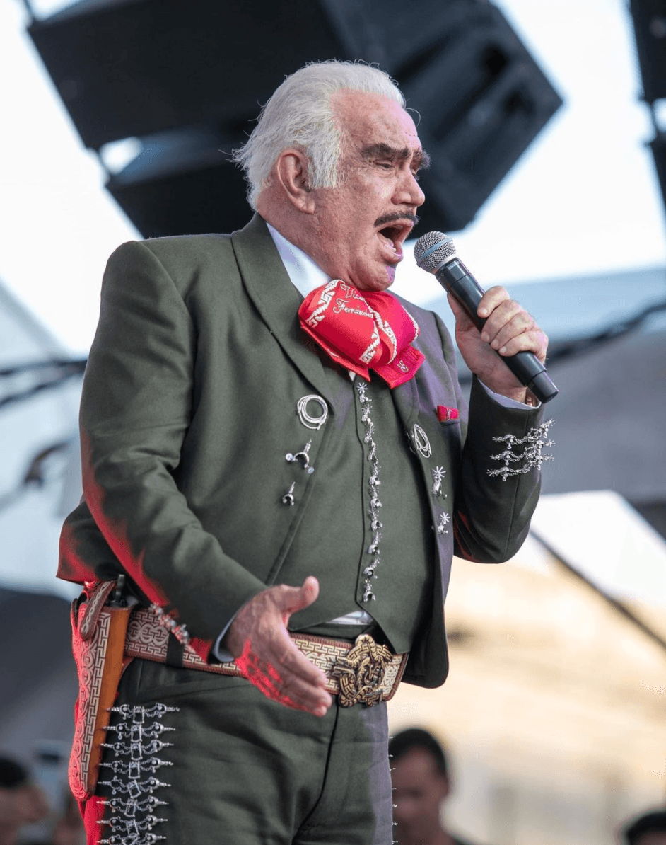 Vicente Fernández continúa hospitalizado