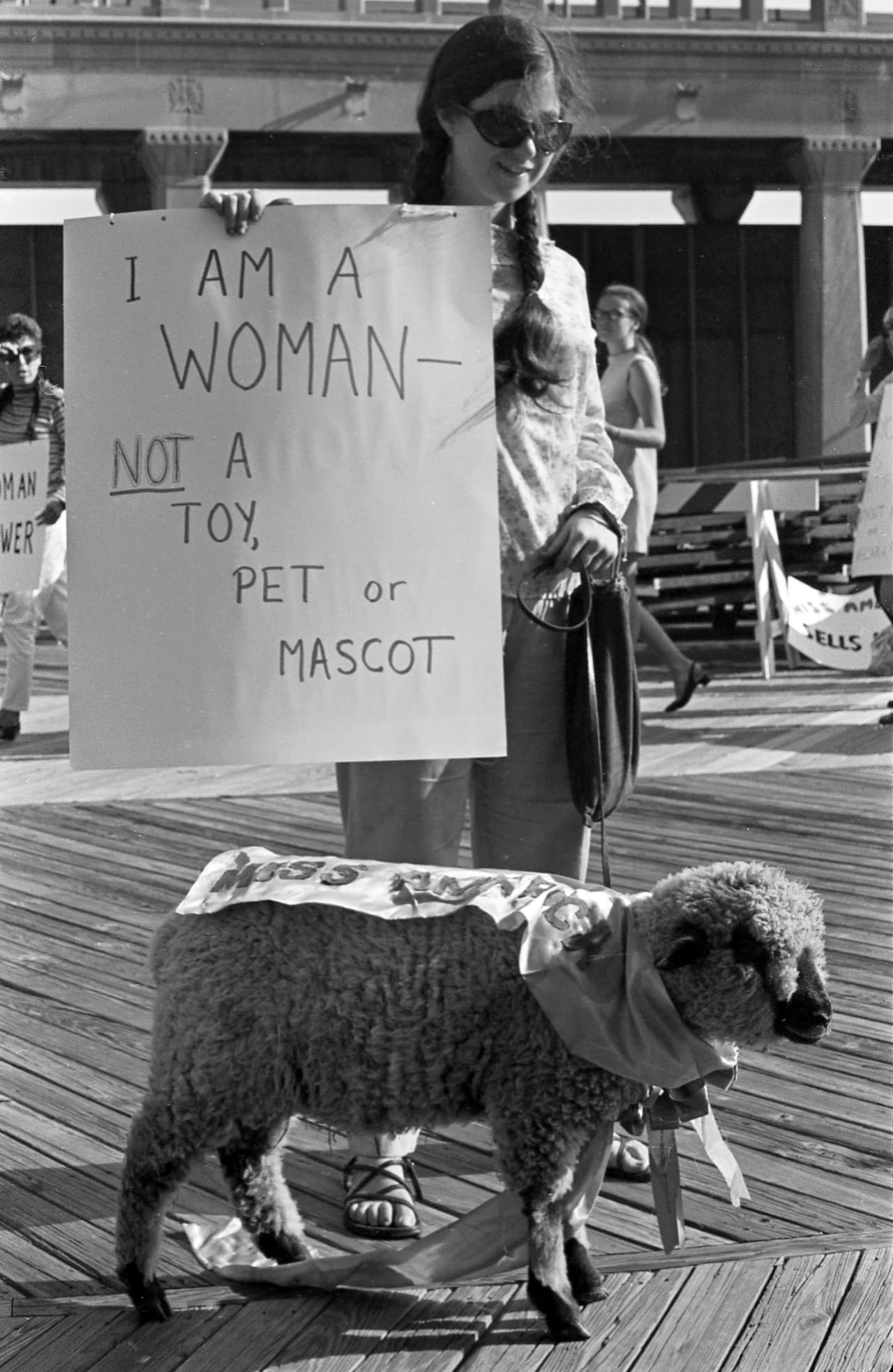 El origen de la quema de brassieres: En 1968, alrededor de 400 mujeres protestaron en contra del certamen de belleza ‘Miss America’ en Atlantic City, EEUU. Este grupo estaba harto de que el concurso promoviera estándares de belleza irreales que estaban influyendo en la sociedad haciendo que las mujeres dudaran de su cuerpos.