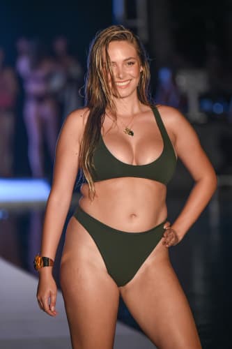 El bikini de tiro alto de los lados y más bajo de en frente favorece la silueta de todos los cuerpos. Y la parte de arriba con escote te da oportunidad de obtener un buen bronceado que luego puedas presumir con una blusa en "V".