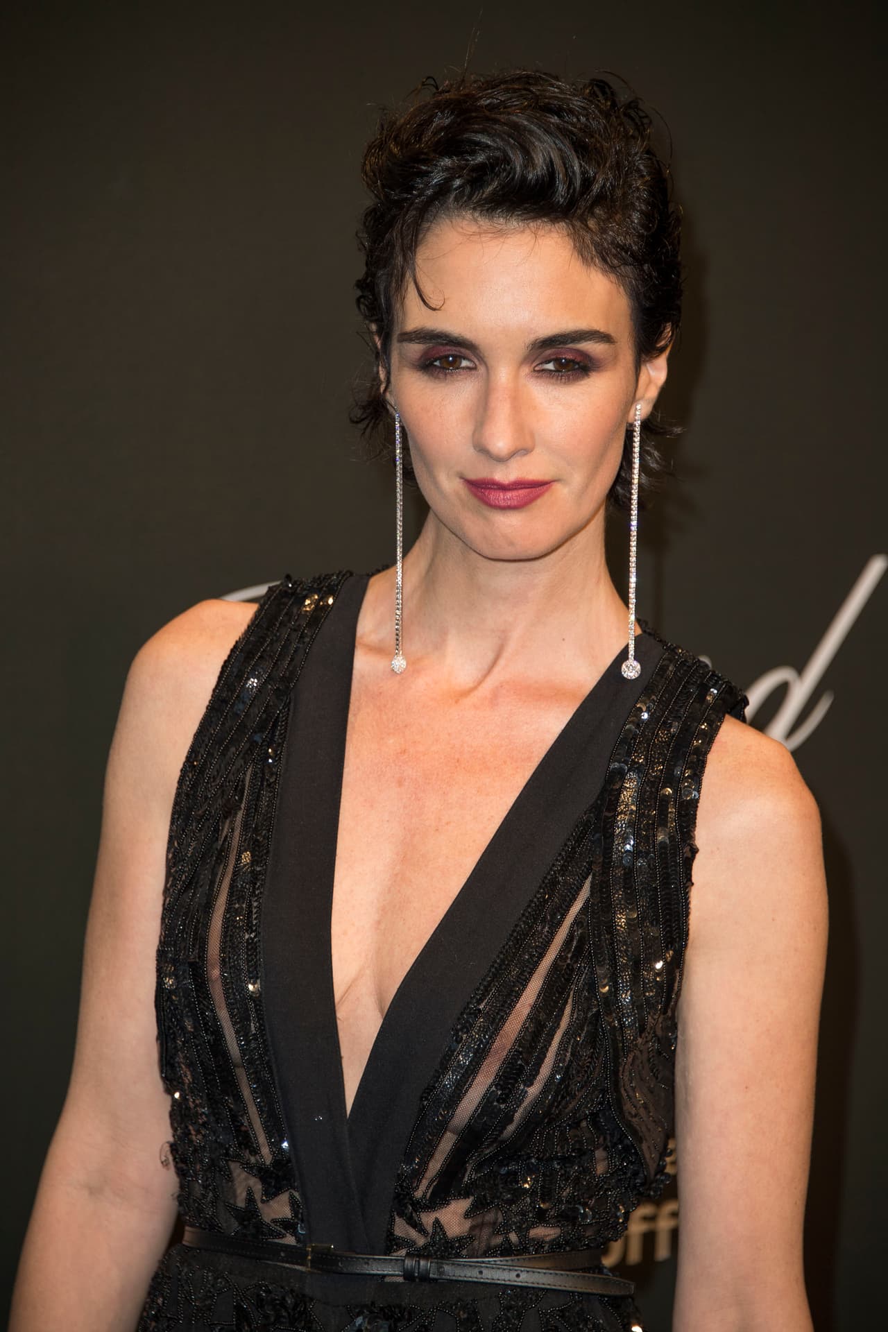Un año más tarde, Paz Vega sorprendió en alfombras rojas con un diminuto corte pixie con el cual jugaba peinando un pequeño fleco hacia arriba.