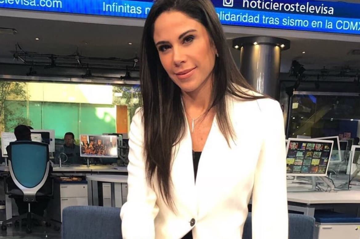 Paola Rojas durante una transmisión de Al Aire con Paola