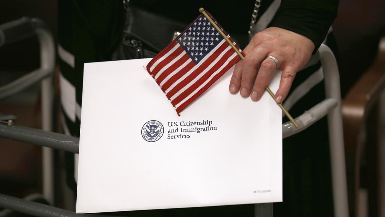 Gobierno comienza a desestimar casos de asilo de inmigrantes que no han pagado la nueva tarifa anual