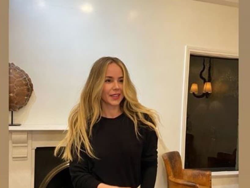 "La 'güera' is back", así es como Camila Sodi
<b> </b>anunció su nuevo cambio de look; dejó atrás su melena en color castaño oscuro y ahora es rubia. La actriz compartió en Instagram su nueva imagen. ¿El cambio se deberá a que participará en la segunda temporada de Luis Miguel, la serie?
<br>