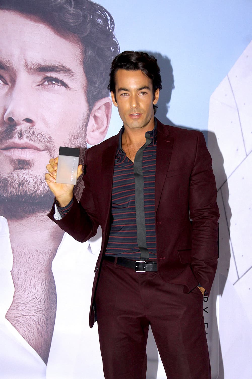 En octubre de 2017, Aarón se convirtió en el primer latino en representar a la marca Perry Ellis a nivel mundial.