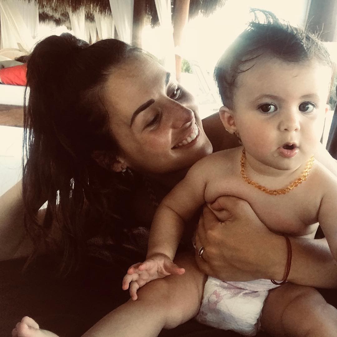 Zuria Vega se convirtió en mamá por primera vez el 11 de enero de 2017 de su hija Lúa, quien se ha robado miles de corazones con su belleza.