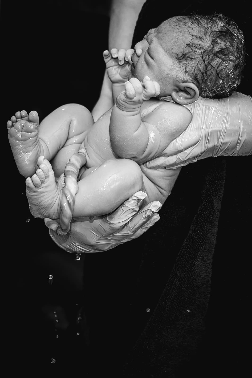 Desde cómo se ve un cordón umbilical, hasta la imagen visceral de una placenta, las texturas formas y colores en las imágenes de la fotógrafa se convierten en una experiencia única que honran el trabajo de la madre en el parto.