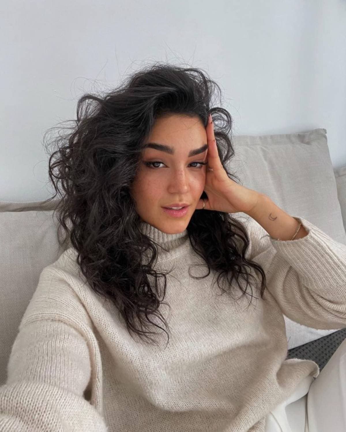 Hija de Biby Gaytán aparece vestido de novia, ¿habrá boda?