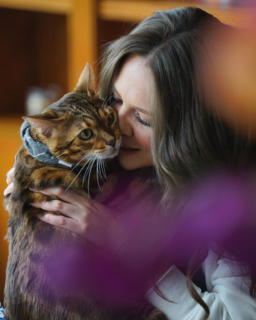 Empecemos por la reina del amor gatuno: Joy Huerta, quien además de su esposa y su hija, ha confesado que tiene un amor inmenso por Ramón, el gato.