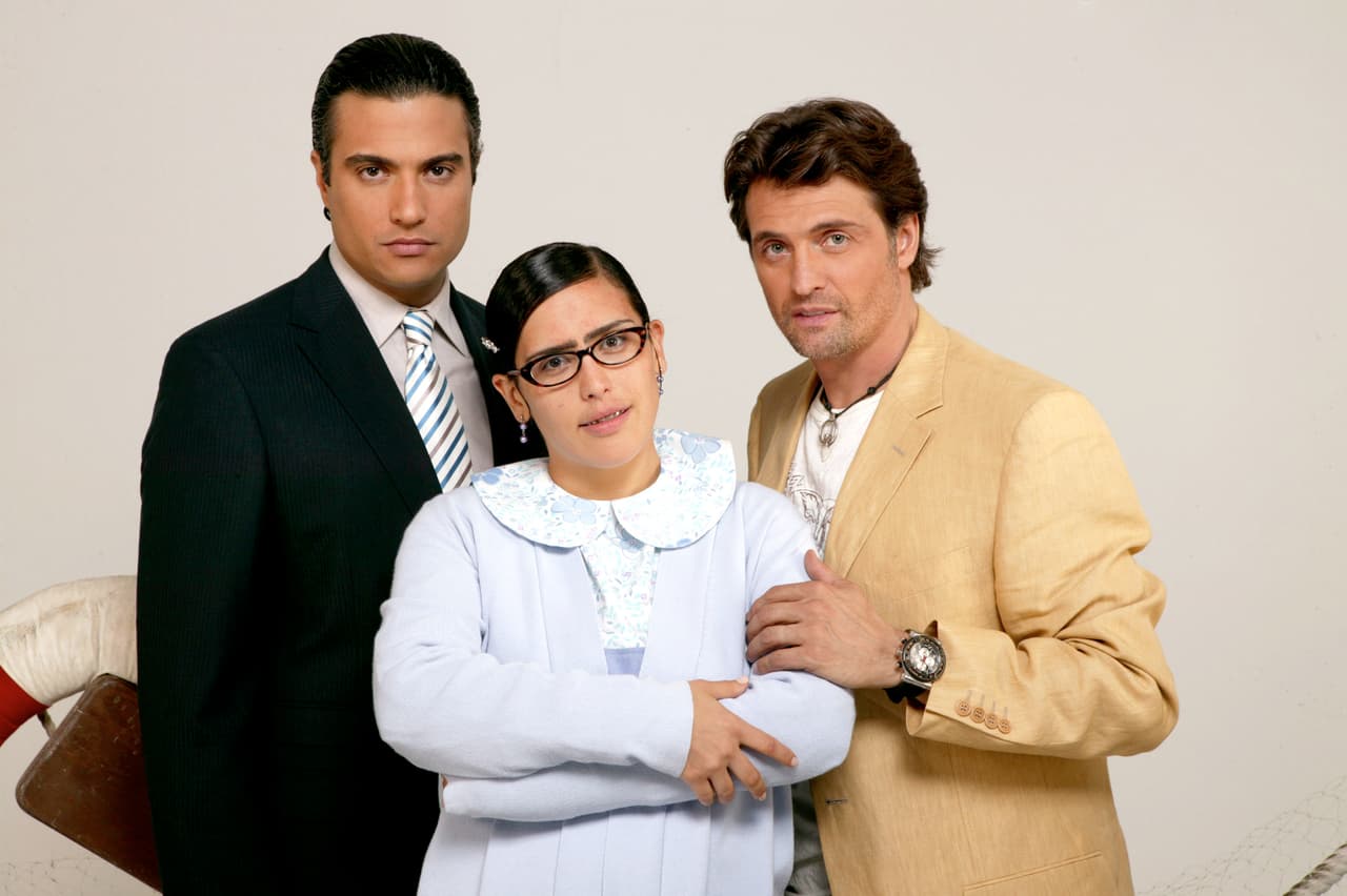 En 2006 se estrenó 'La fea más bella', una producción de Rosy Ocampo basada en 'Yo soy Betty, la fea', exitosa telenovela colombiana que se mantuvo al aire entre 1999 y 2001, y la cual narraba la vida de 'Beatriz Pinzón', a quien la vida no la trataba justamente por ser "fea".