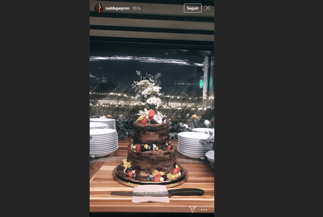 Sobre el menú durante la noche la actriz compartió la imagen de un pastel que constó en 48 capas de chocolate y frutos rojos, creación del chef Andrés Aglo.