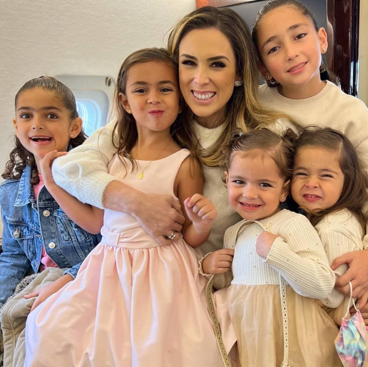 Jacky Bracamontes posa con sus hijas en una entrañable sesión de fotos