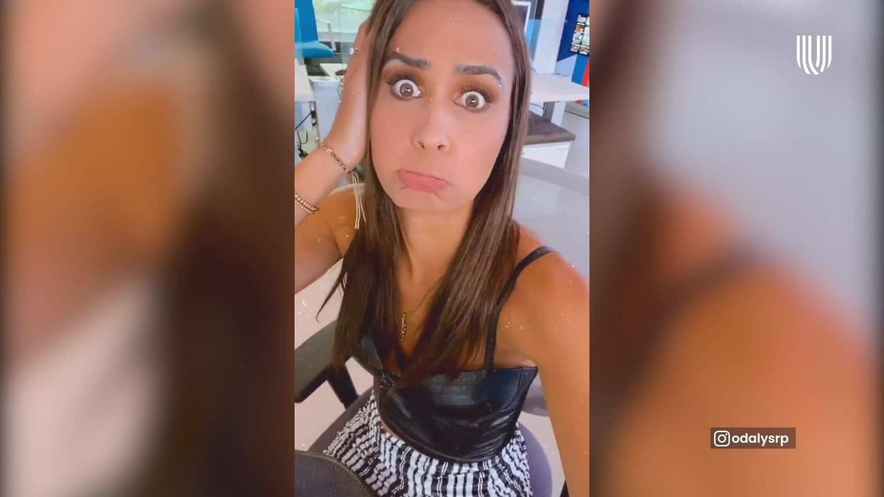 Mira todo lo que se encontró Odalys Ramírez mientras limpiaba su bolsa