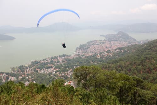 Valle de Bravo, Estado de México: Este pueblo mágico tiene un gran lago, rutas para hacer bici de montaña y los famosos parapentes.