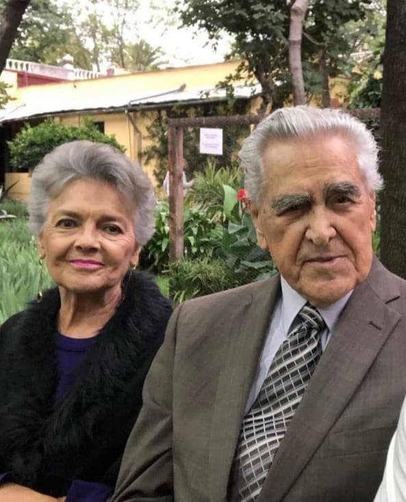 Eric del Castillo le da un nuevo anillo de compromiso a su esposa