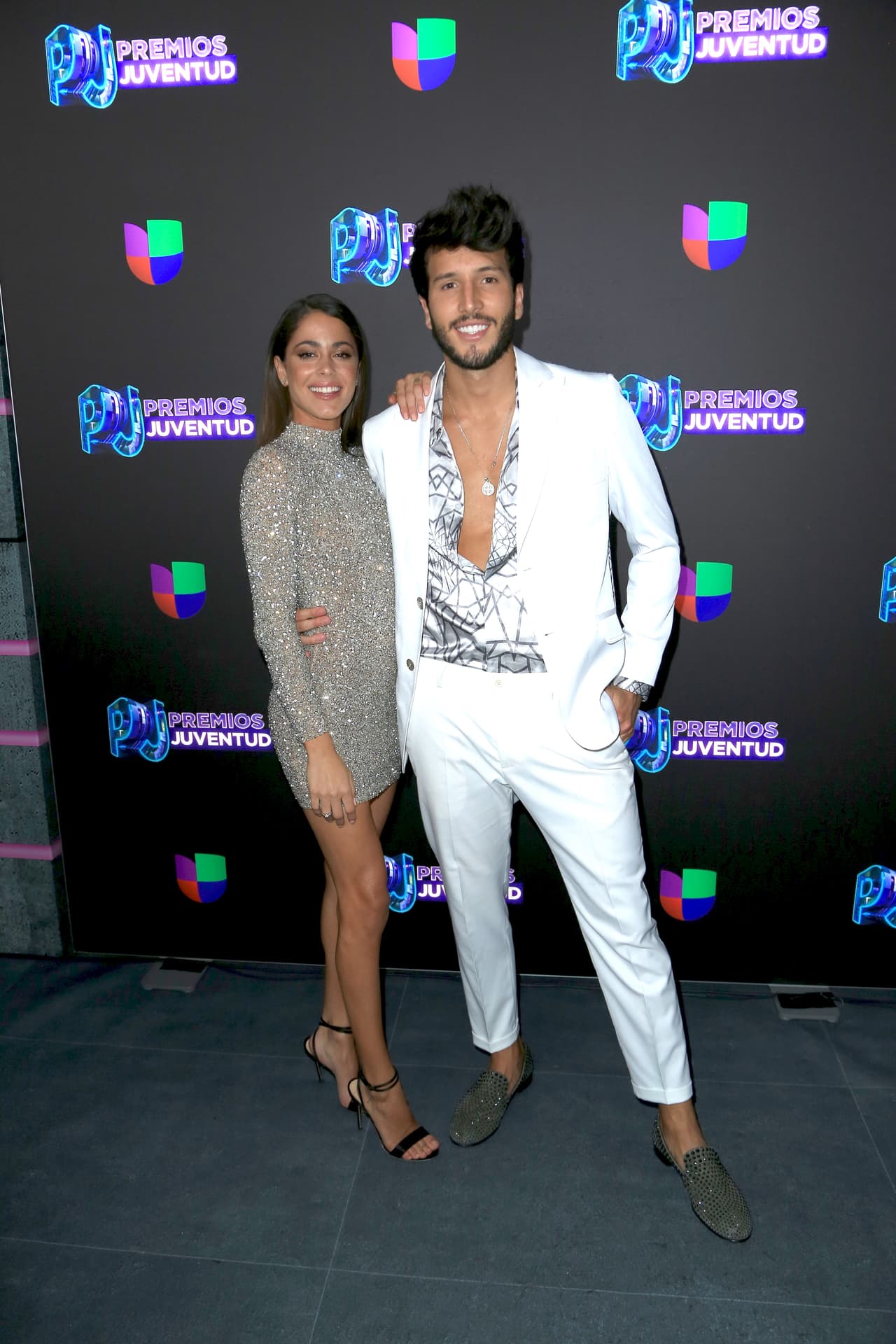 La pareja del momento, Tini Stoessel y Sebastián Yatra, presumieron su amor durante la ceremonia.