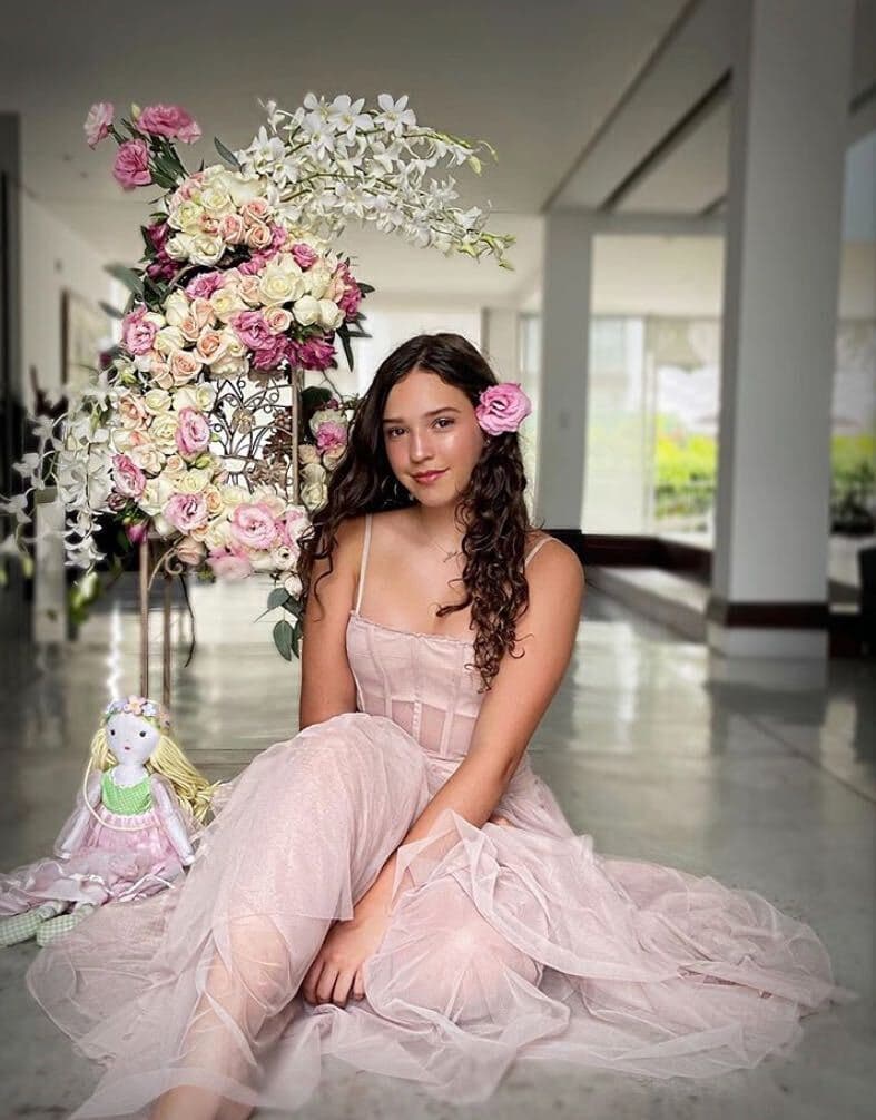 Andrea Legarreta fue la responsable de esos bellos vestidos y de la íntima fiesta, pues aceptó que todo lo planeó con su hija menor, Nina. 
<br>