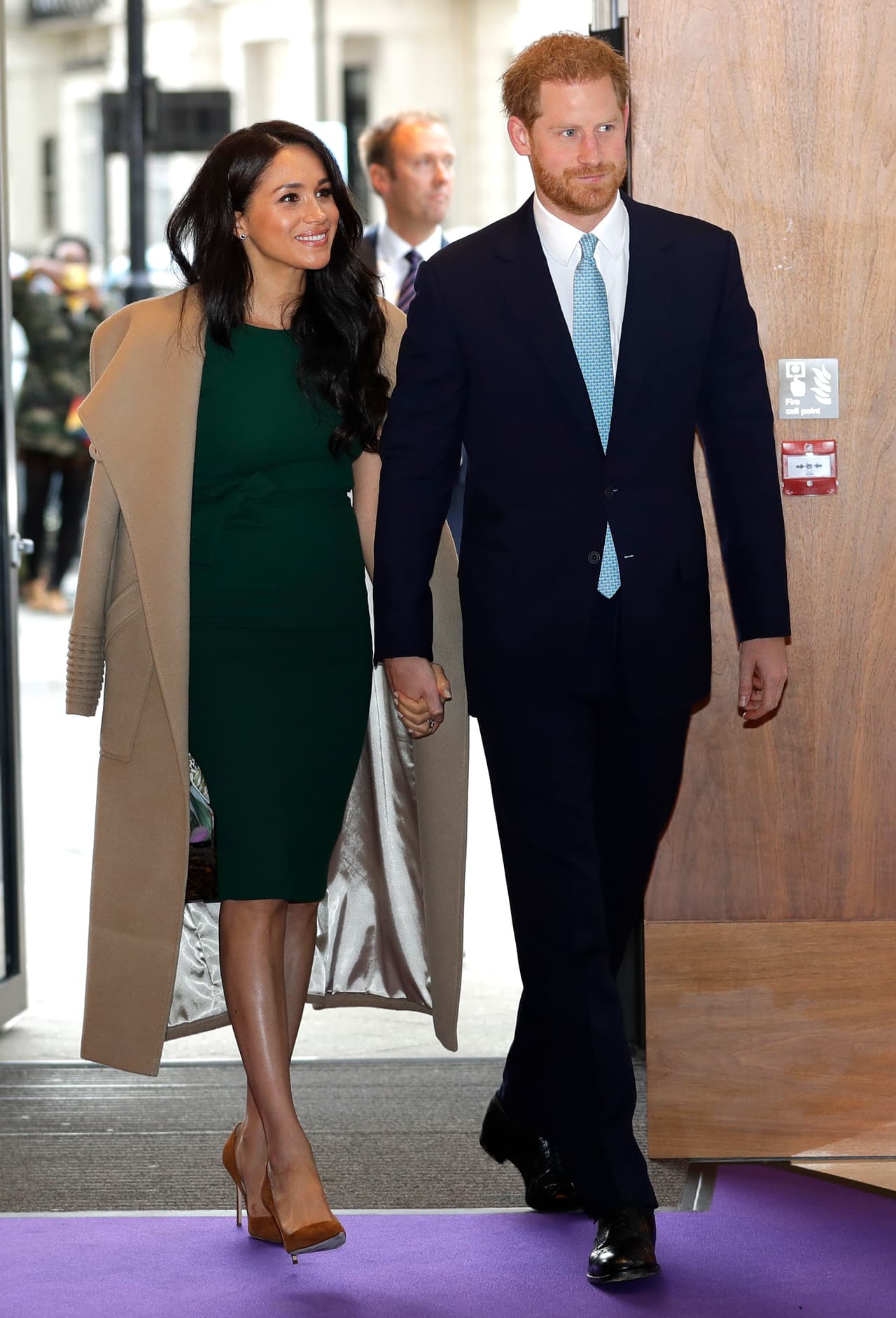 Un amor poco tradicional: En Noviembre del 2016 el Palacio de Kensington confirmó la noticia de su noviazgo; a partir ese momento, Meghan se convirtió en el blanco de críticas por su estado civil, ya que al ser una mujer divorciada, no era considerada como una candidata “ideal” para el príncipe.