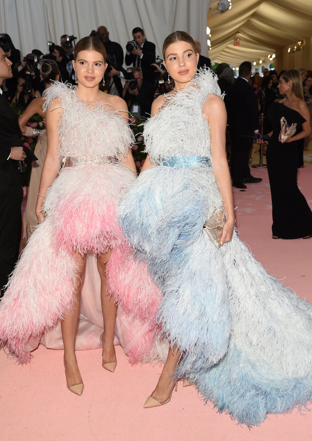 Este año, también asistieron a la Gala del Museo Metropolitano de Arte que tuvo como anfitriona a Anna Wintour y, para estar a la altura del evento, usaron creaciones de Oscar de La Renta, fallecido diseñador a quien conocieron cuando eran pequeñas.