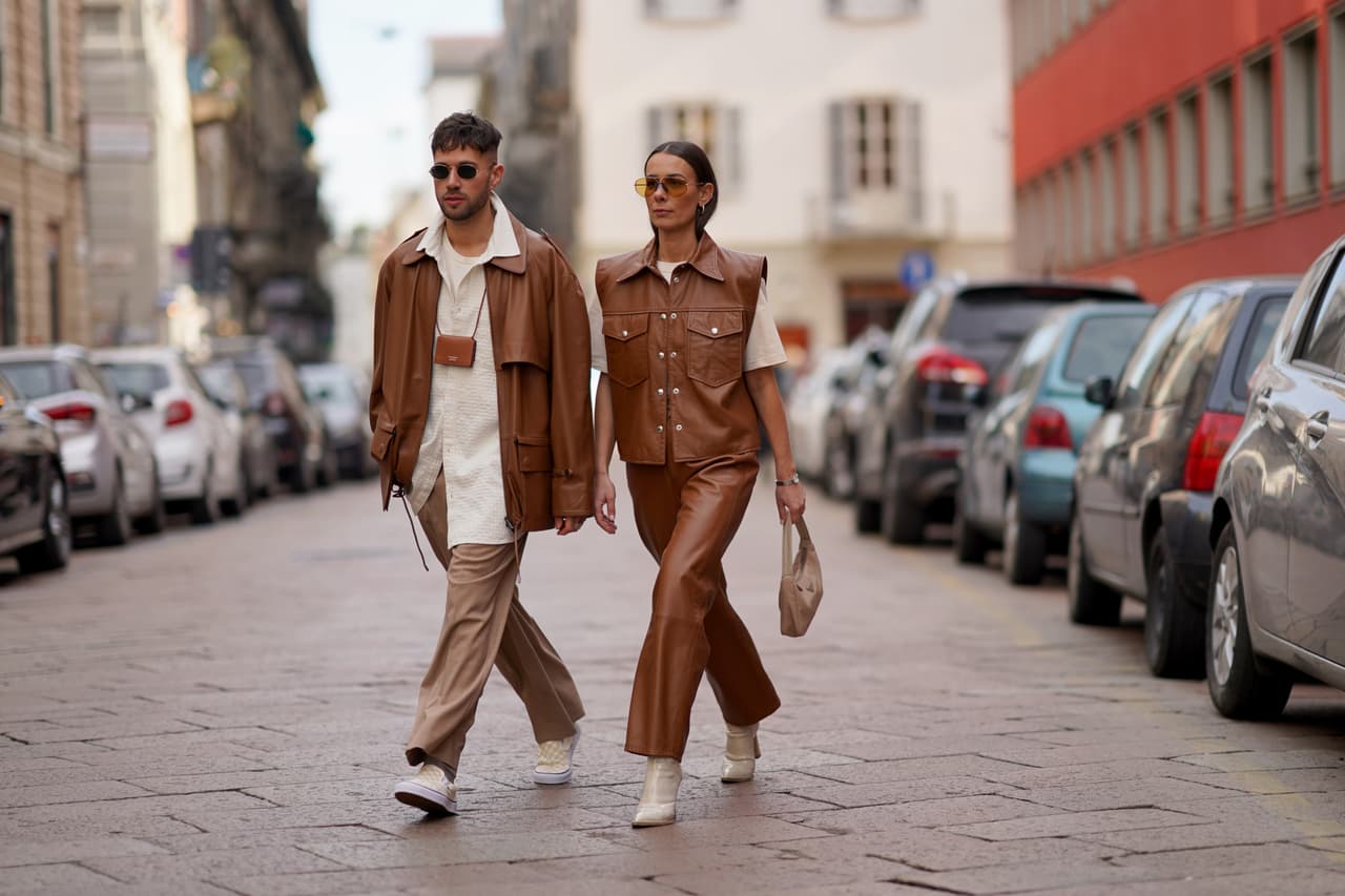 Sin duda, el mundo y la moda han cambiado durante los últimos 12 meses, sin embargo, no hay razón para no seguir disfrutando de las maravillosas nuevas colecciones que nos ha dejado la semana de la moda 2021 y que se vuelven un nuevo pretexto para disfrutar e incluso mejorar con elecciones más calculadas a cada una de las nuevas piezas que integramos a nuestro armario. Aquí algunas de las tendencias que vendrán con fuerza el siguiente año.